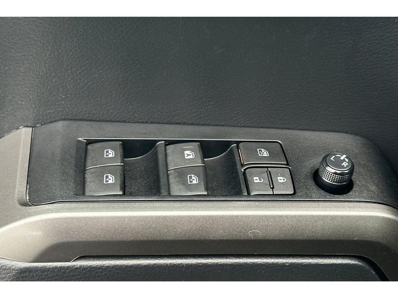Toyota Tacoma Vehicle Full-screen Gallery Image 12