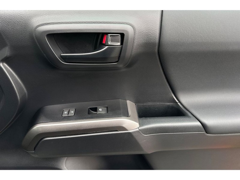 Toyota Tacoma Vehicle Full-screen Gallery Image 18