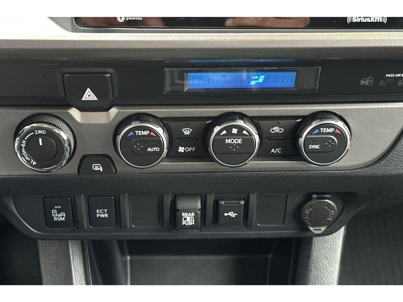Toyota Tacoma Vehicle Full-screen Gallery Image 21