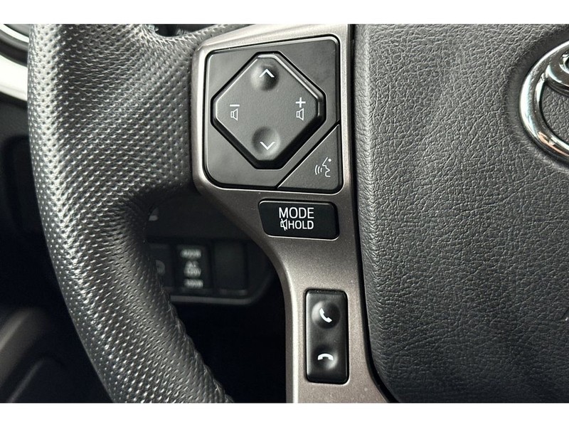 Toyota Tacoma Vehicle Full-screen Gallery Image 24