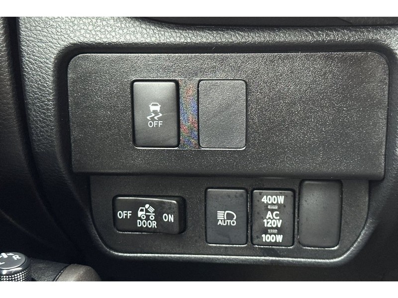 Toyota Tacoma Vehicle Full-screen Gallery Image 28