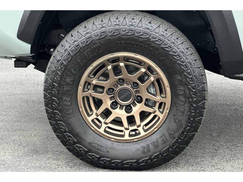 Toyota Tacoma Vehicle Full-screen Gallery Image 29