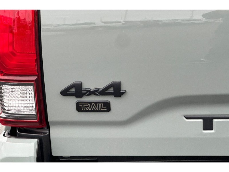 Toyota Tacoma Vehicle Full-screen Gallery Image 30