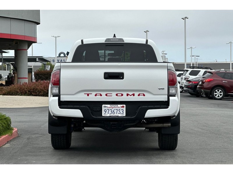 Toyota Tacoma Vehicle Full-screen Gallery Image 05
