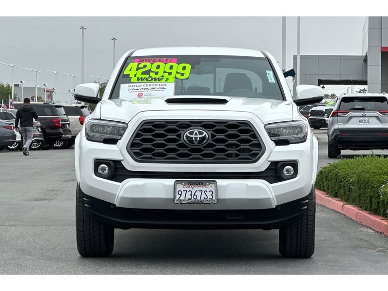 Toyota Tacoma Vehicle Full-screen Gallery Image 09