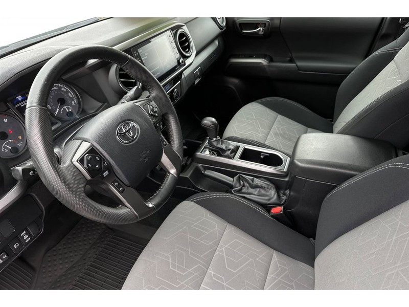 Toyota Tacoma Vehicle Full-screen Gallery Image 10