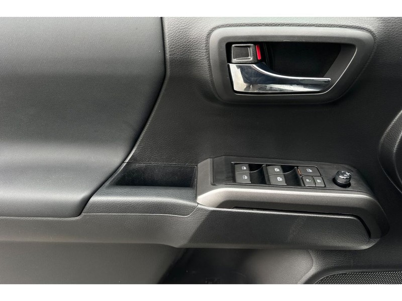 Toyota Tacoma Vehicle Full-screen Gallery Image 11