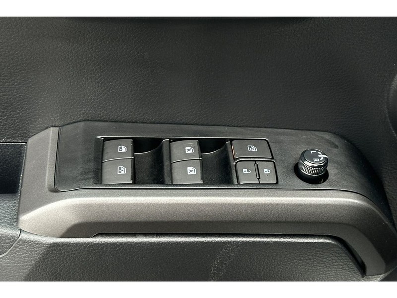 Toyota Tacoma Vehicle Full-screen Gallery Image 12