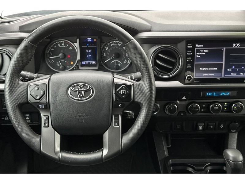 Toyota Tacoma Vehicle Full-screen Gallery Image 15