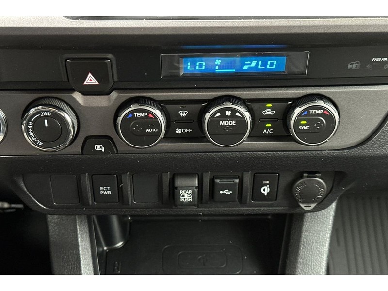 Toyota Tacoma Vehicle Full-screen Gallery Image 21