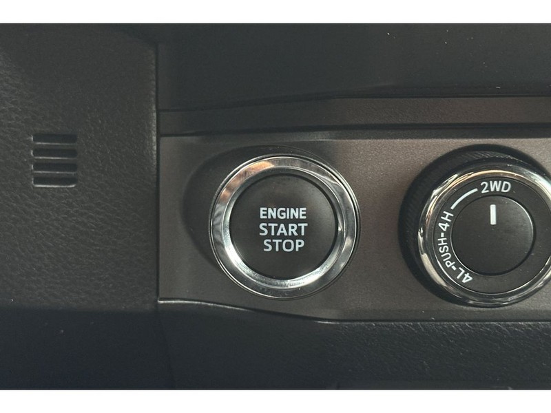 Toyota Tacoma Vehicle Full-screen Gallery Image 23