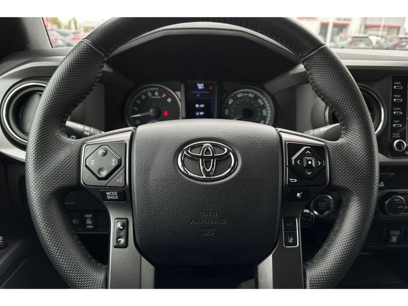 Toyota Tacoma Vehicle Full-screen Gallery Image 24