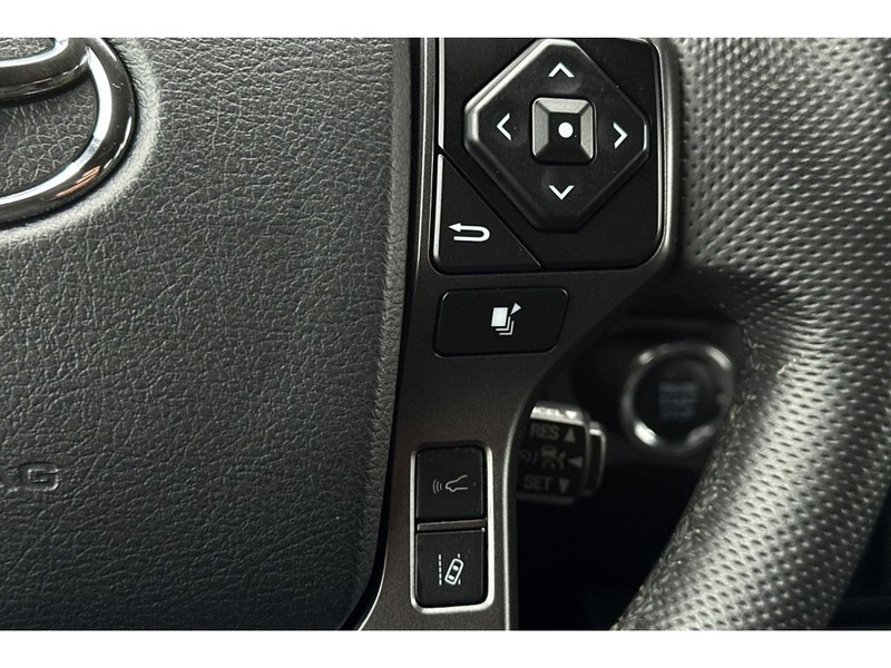 Toyota Tacoma Vehicle Full-screen Gallery Image 26