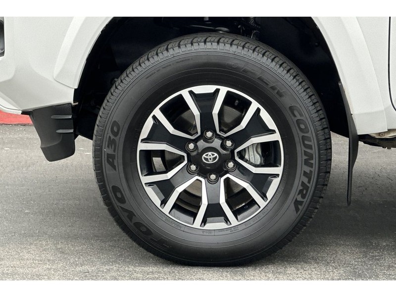 Toyota Tacoma Vehicle Full-screen Gallery Image 30