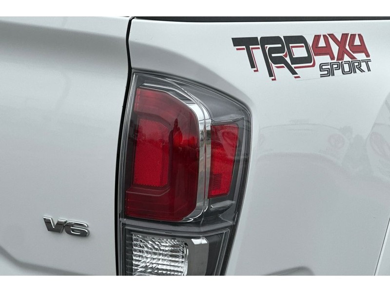 Toyota Tacoma Vehicle Full-screen Gallery Image 31