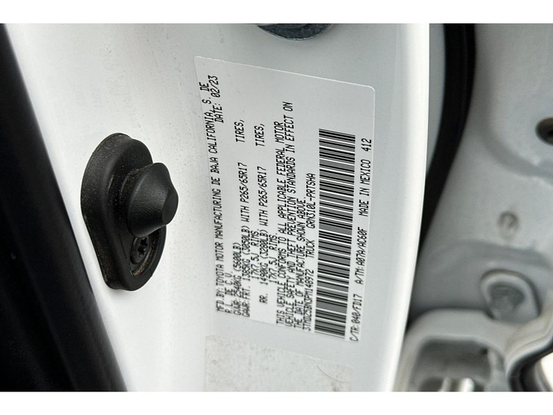 Toyota Tacoma Vehicle Full-screen Gallery Image 32