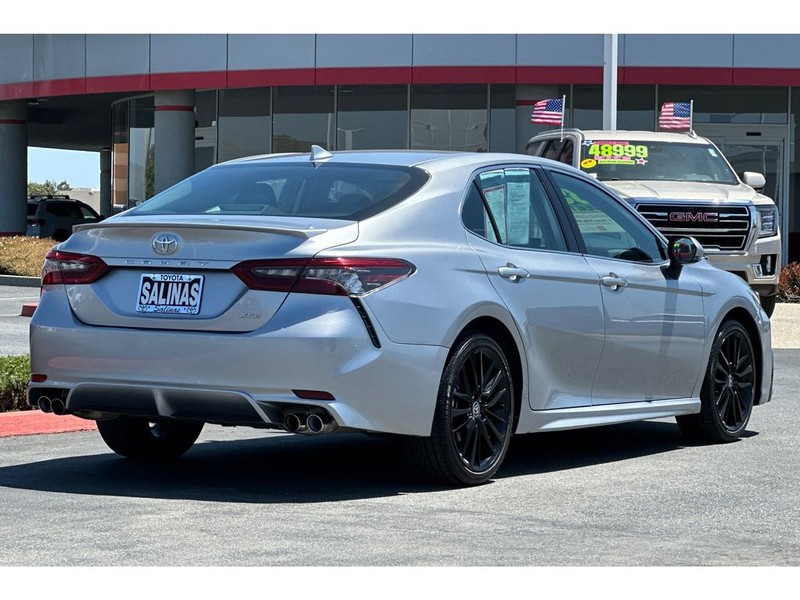 Toyota Camry Vehicle Full-screen Gallery Image 04