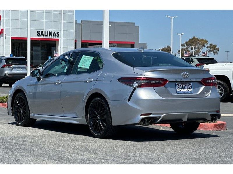Toyota Camry Vehicle Full-screen Gallery Image 06