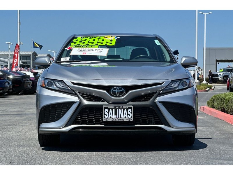 Toyota Camry Vehicle Full-screen Gallery Image 09