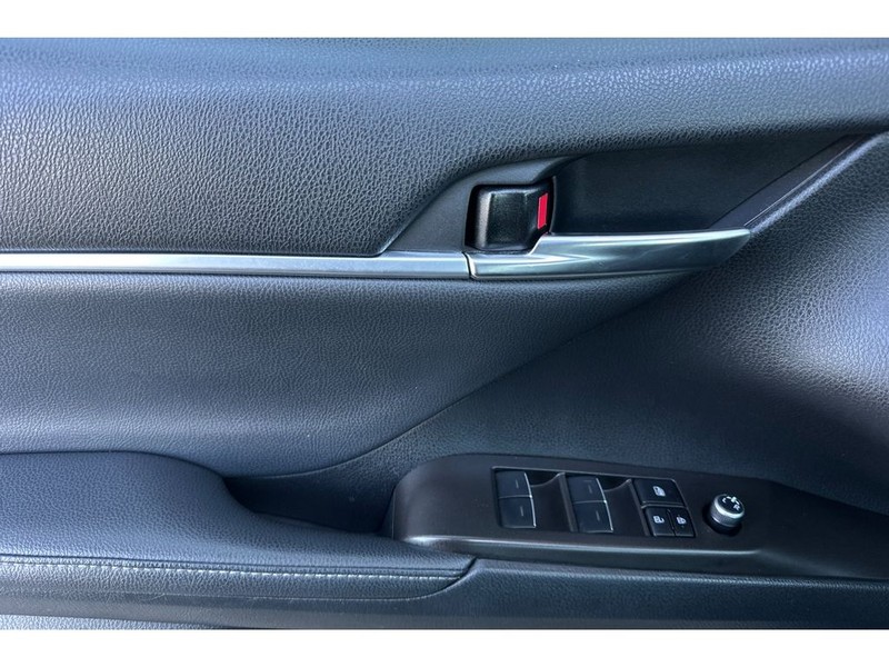 Toyota Camry Vehicle Full-screen Gallery Image 11