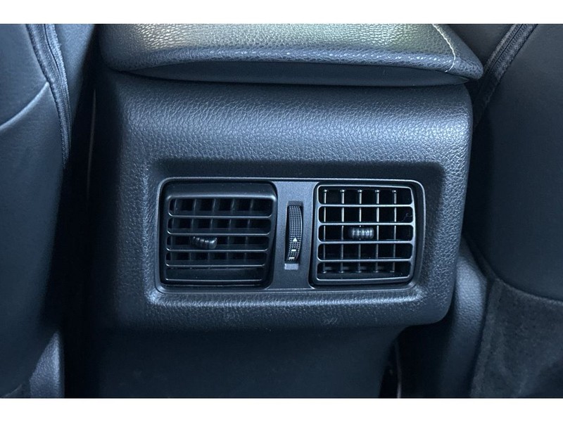 Toyota Camry Vehicle Full-screen Gallery Image 14