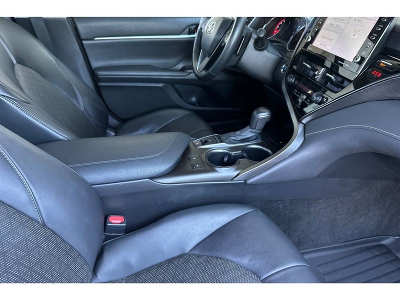 Toyota Camry Vehicle Full-screen Gallery Image 17