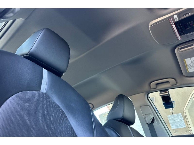 Toyota Camry Vehicle Full-screen Gallery Image 18