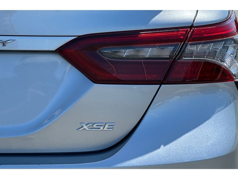 Toyota Camry Vehicle Full-screen Gallery Image 32