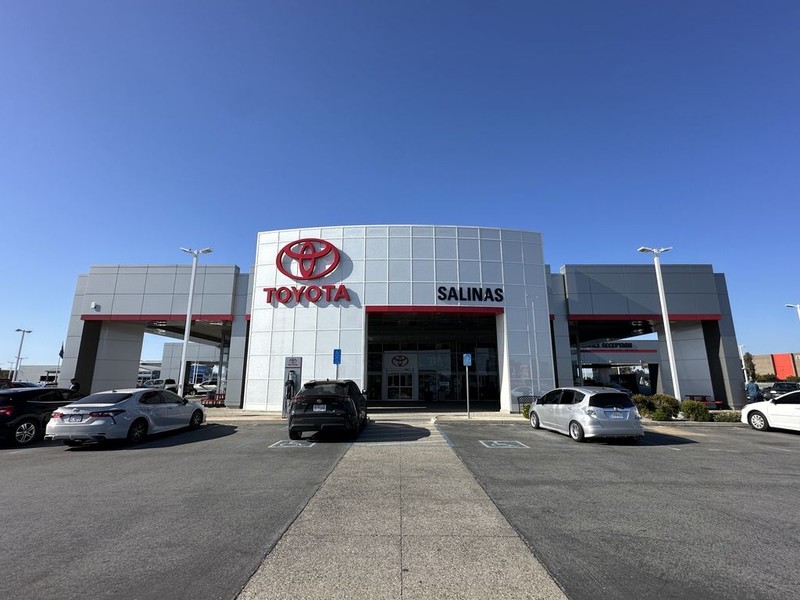 Toyota Camry Vehicle Full-screen Gallery Image 34