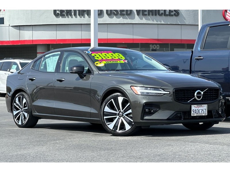 Volvo S60 Vehicle Full-screen Gallery Image 02