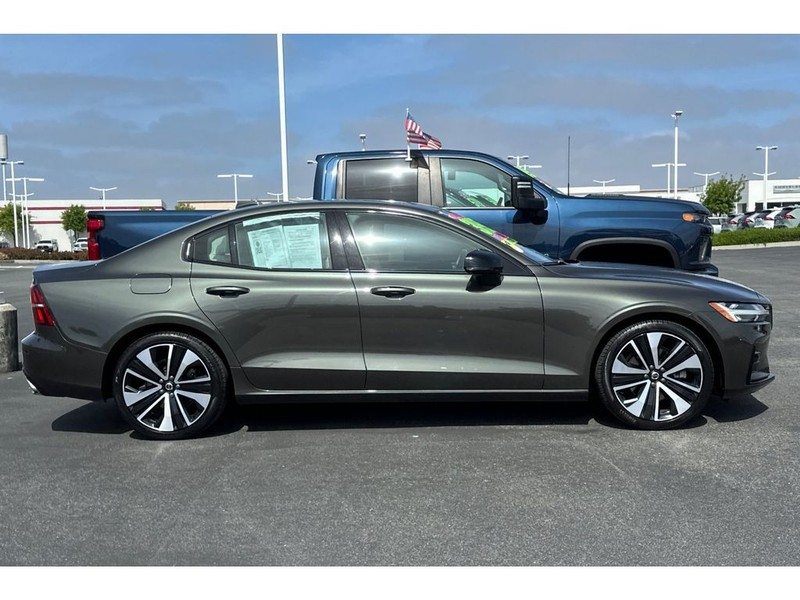 Volvo S60 Vehicle Full-screen Gallery Image 03