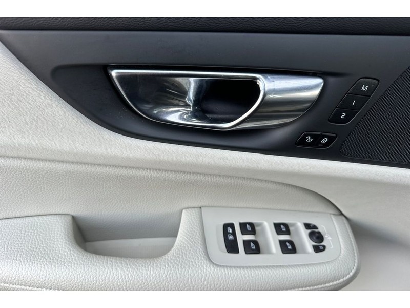 Volvo S60 Vehicle Full-screen Gallery Image 11