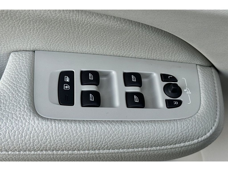 Volvo S60 Vehicle Full-screen Gallery Image 12