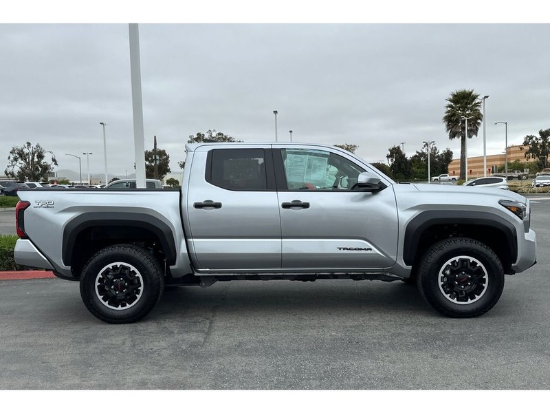 Toyota Tacoma Vehicle Full-screen Gallery Image 03