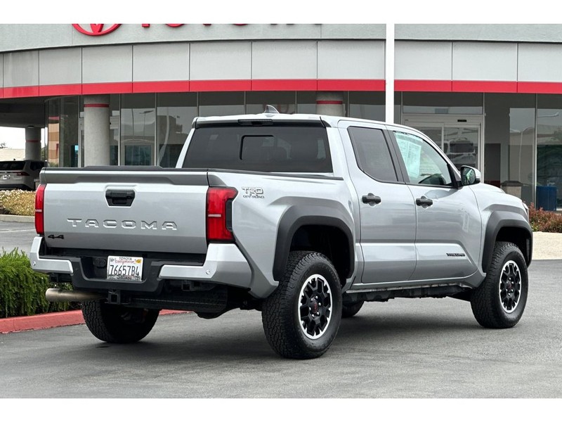 Toyota Tacoma Vehicle Full-screen Gallery Image 04