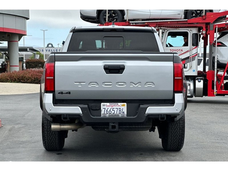 Toyota Tacoma Vehicle Full-screen Gallery Image 05