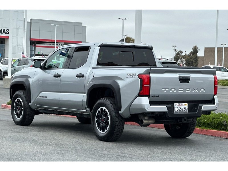Toyota Tacoma Vehicle Full-screen Gallery Image 06