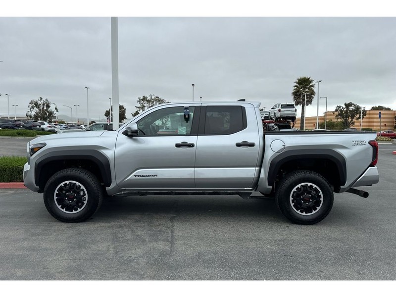 Toyota Tacoma Vehicle Full-screen Gallery Image 07