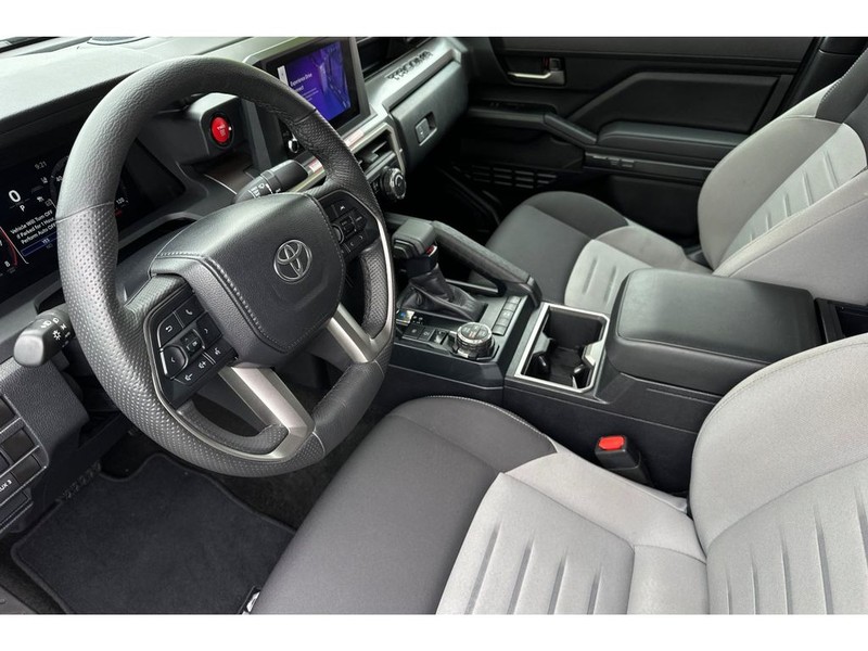 Toyota Tacoma Vehicle Full-screen Gallery Image 10