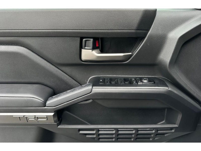 Toyota Tacoma Vehicle Full-screen Gallery Image 11