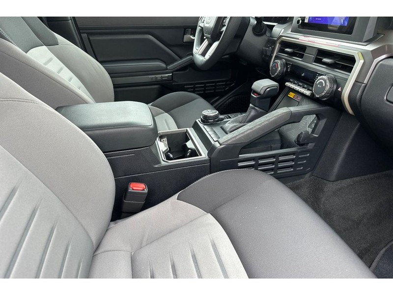 Toyota Tacoma Vehicle Full-screen Gallery Image 16