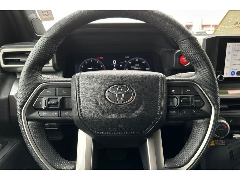Toyota Tacoma Vehicle Full-screen Gallery Image 25