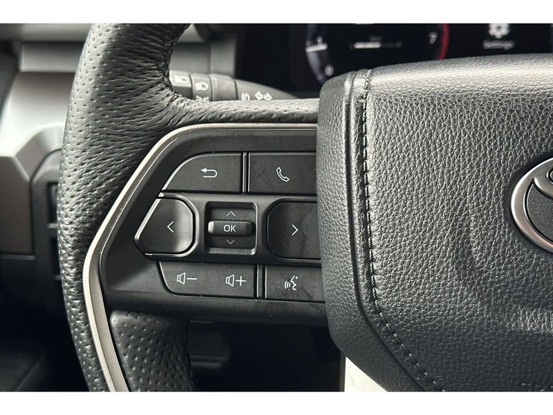 Toyota Tacoma Vehicle Full-screen Gallery Image 26