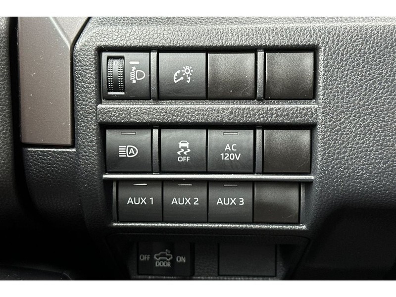 Toyota Tacoma Vehicle Full-screen Gallery Image 30