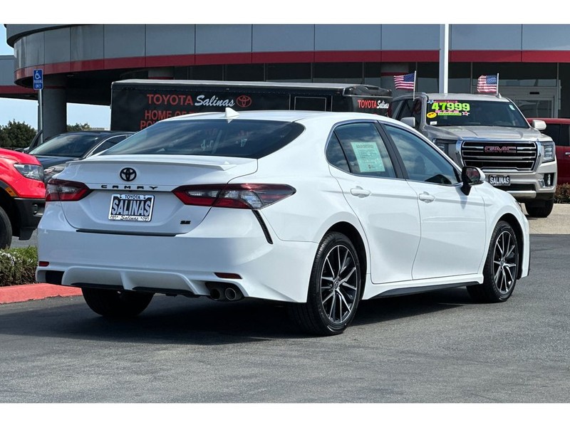Toyota Camry Vehicle Full-screen Gallery Image 04