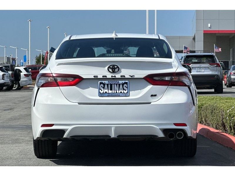 Toyota Camry Vehicle Full-screen Gallery Image 05