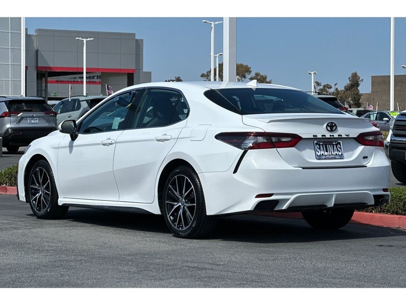 Toyota Camry Vehicle Full-screen Gallery Image 06