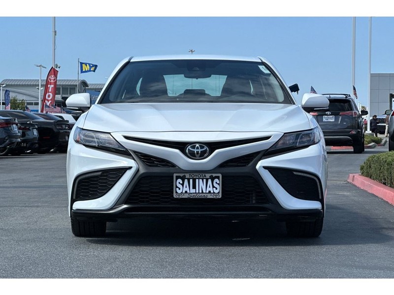 Toyota Camry Vehicle Full-screen Gallery Image 09