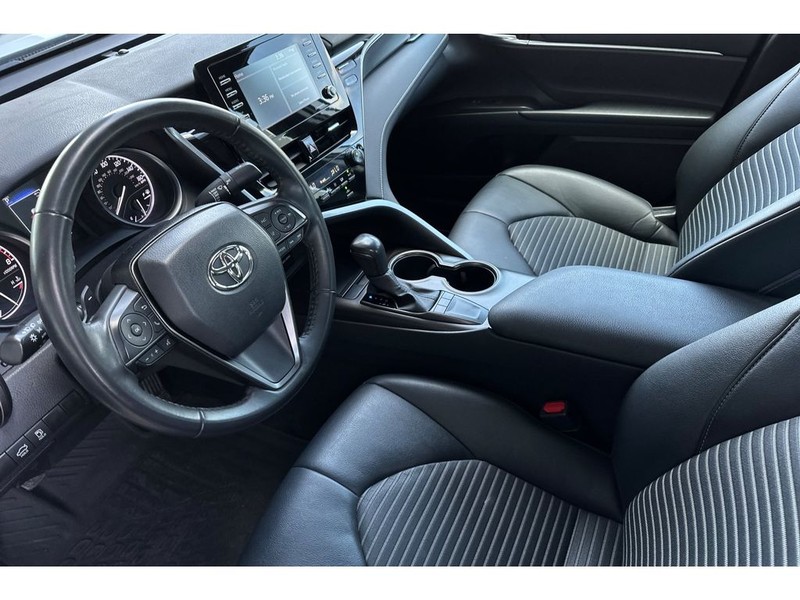 Toyota Camry Vehicle Full-screen Gallery Image 10