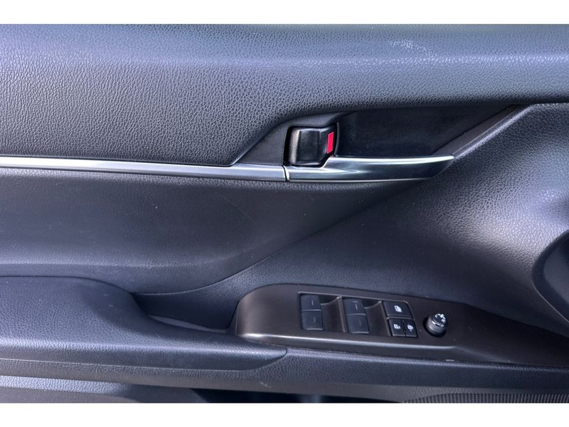 Toyota Camry Vehicle Full-screen Gallery Image 11